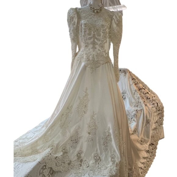 Gorgeous Vintage Wedding Dress Elegant beaded Bodice and beaded Cathedral  Train - antelopusenergy.com